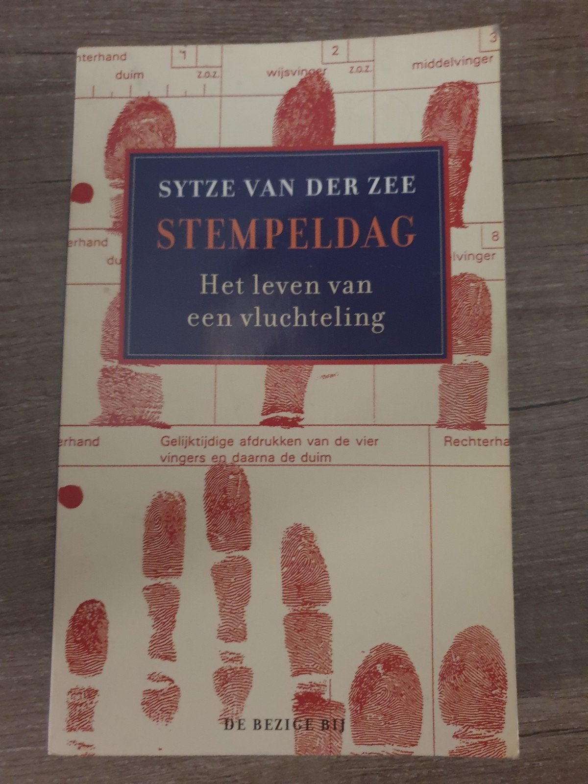 Stempeldag Het leven van een vluchteling - Sytze van der Ze, Ophalen of Verzenden, Gelezen, Sytze van der Zee