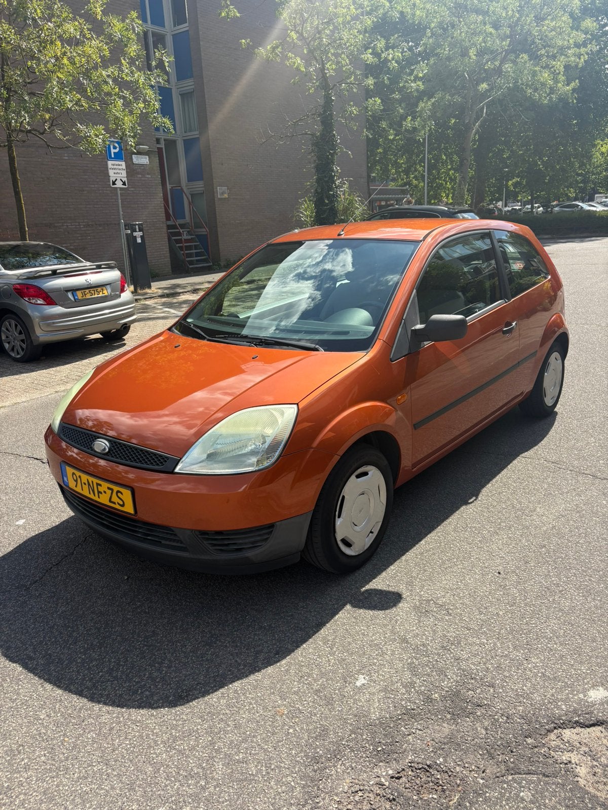 Ford Fiësta 1.25 16V 3DR 2003 Bruin Nieuwe Apk!!, Auto's, Voorwielaandrijving, 1242 cc, 4 cilinders, Bruin