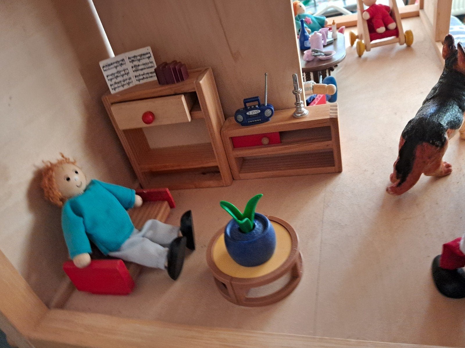 Foto 10 van Groot Playwood Poppenhuis met Meubels Poppetjes & Accessoire