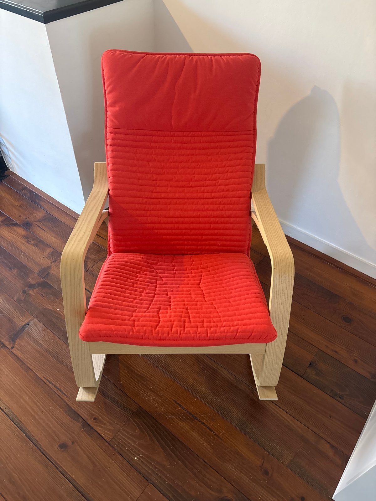 Ikea Poäng schommelstoel met rood kussen, Huis en Inrichting, Stoelen, Ophalen, Gebruikt, Eén, Rood
