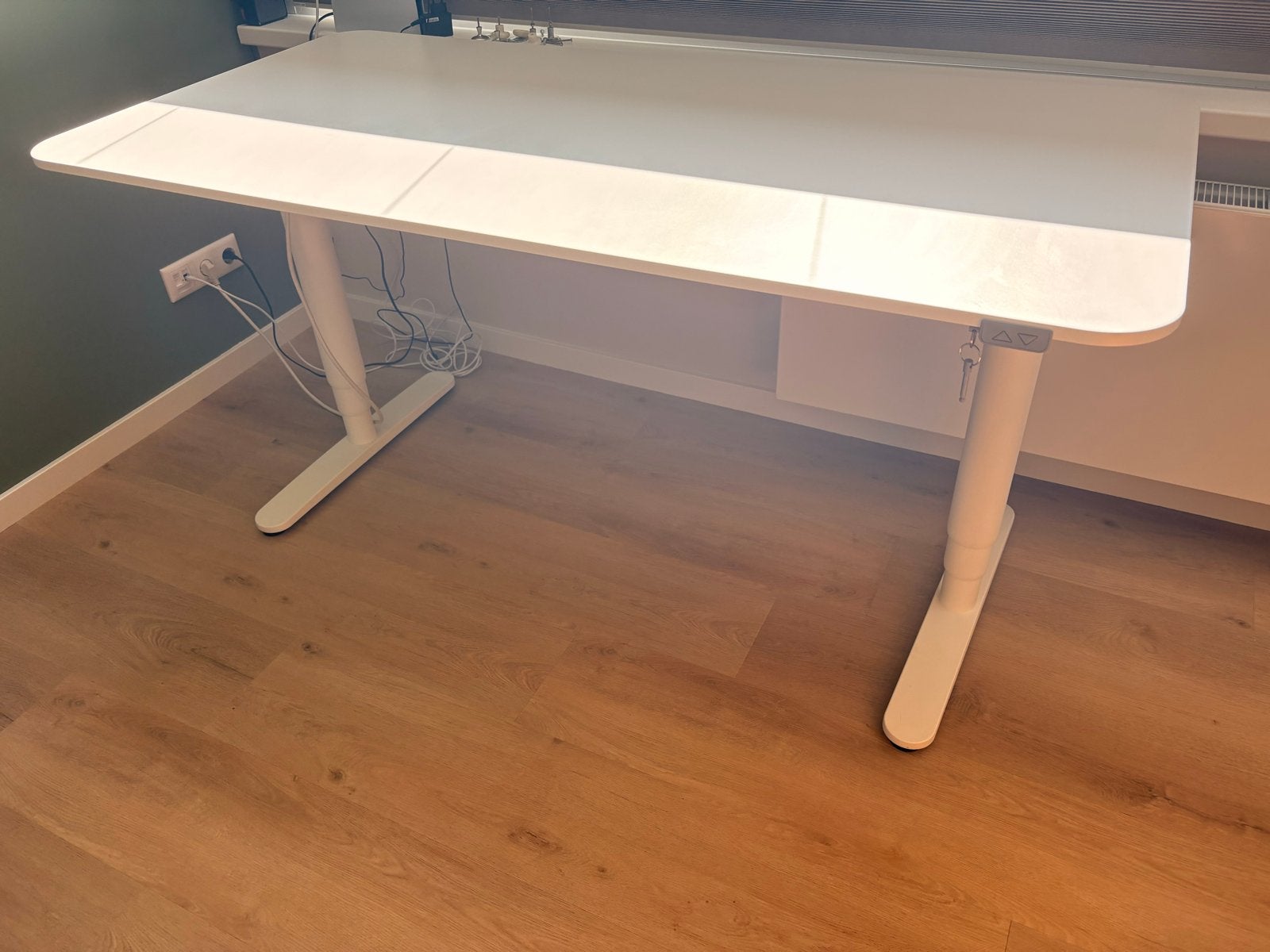 IKEA Bekant zit-sta bureau 160x80 cm (elektrisch), Huis en Inrichting, Ophalen, Zit-sta bureau, Elektrisch, Zo goed als nieuw