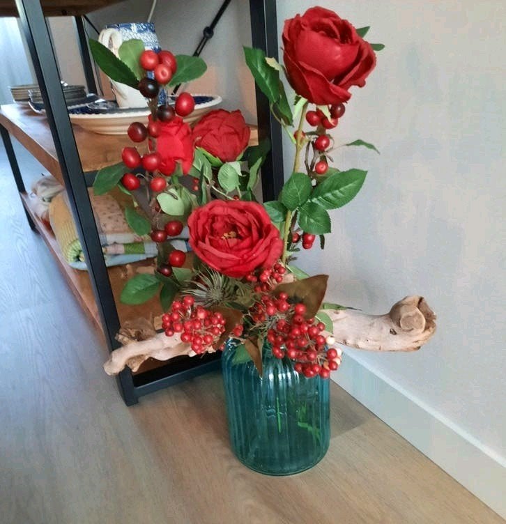 Decoratieve tak met rode rozen en bessen, Ophalen of Verzenden, Gebruikt, Rood, Hout