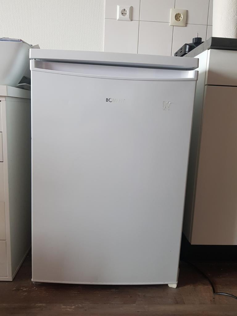 Koelkast met gebreken - maakt soms veel geluid, Witgoed en Apparatuur, Koelkasten en IJskasten, Zonder vriesvak, Minder dan 75 liter