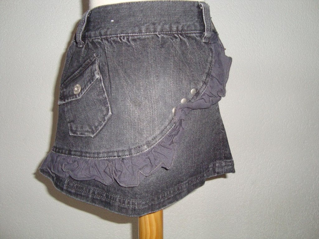 HEMA grijze spijkerrok met roezels 98-104 in ~~nieuw~~ staat, Verzenden, Zo goed als nieuw, Meisje, Jurk of Rok