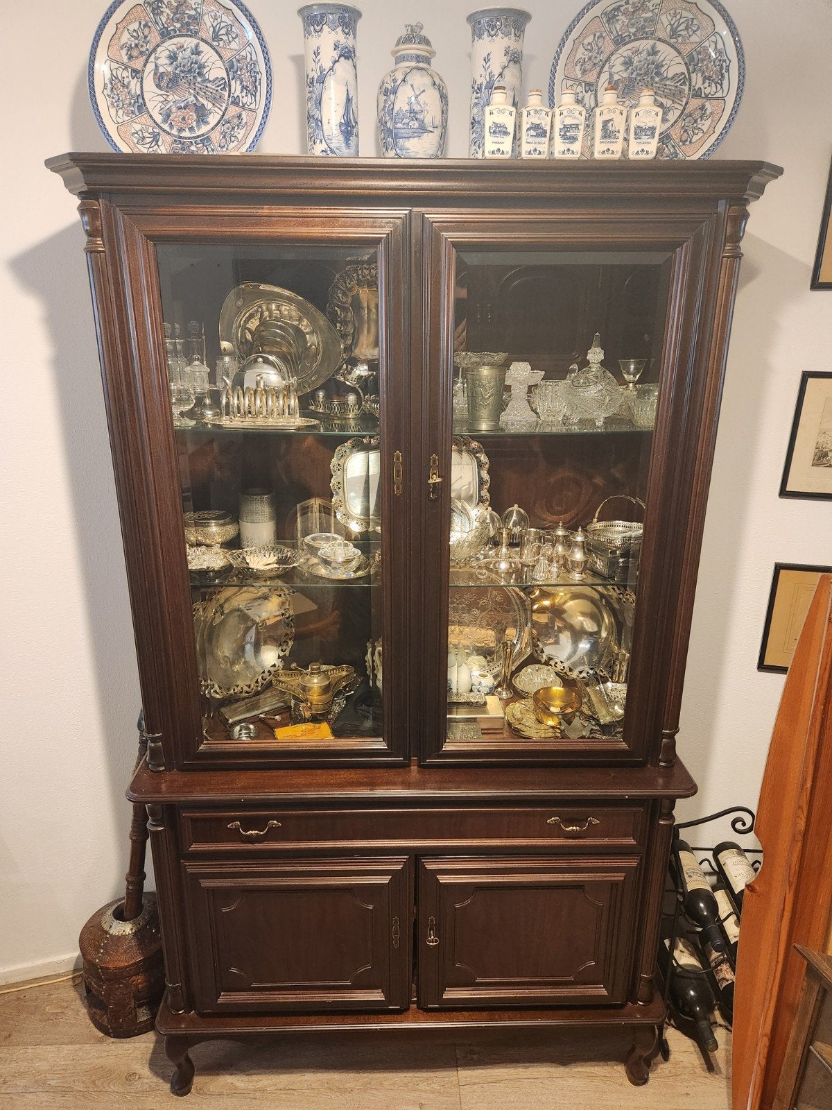 Antieke vitrinekast met glas en zilverwerk, Antiek en Kunst, Ophalen