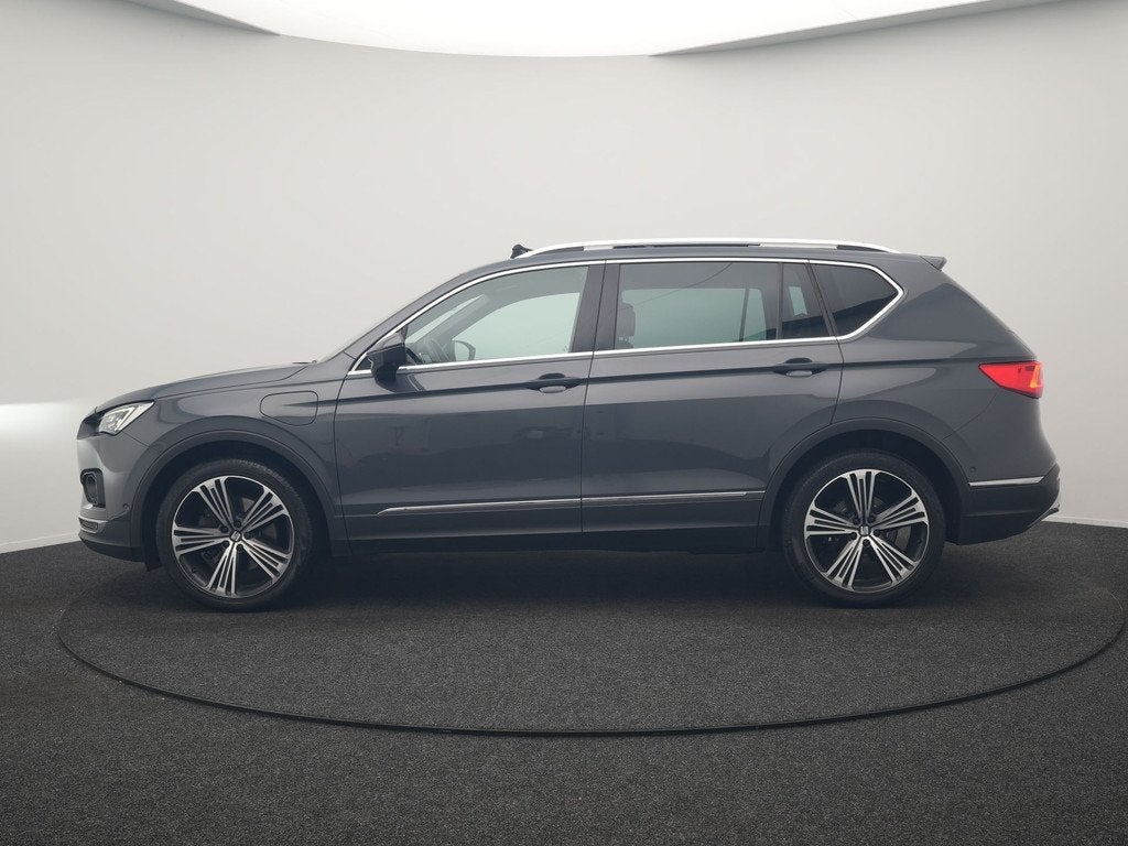 SEAT Tarraco 1.4 TSI e-Hybrid Xcellence PHEV 245pk Dealer O., Auto's, Seat, Zwart, 4 cilinders, Leder en Stof, Hybride Elektrisch/Benzine