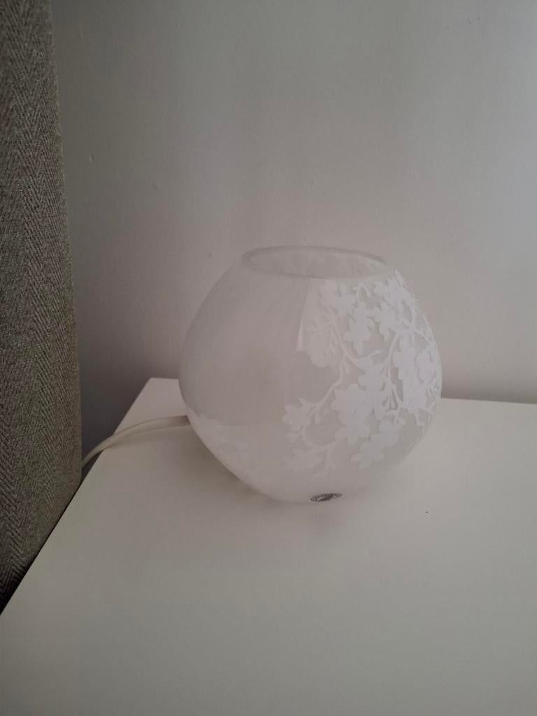 2 IKEA Knubbig tafellampen - wit glas met bloemmotief, Ophalen, Modern, Sfeervol, Minder dan 50 cm, Glas