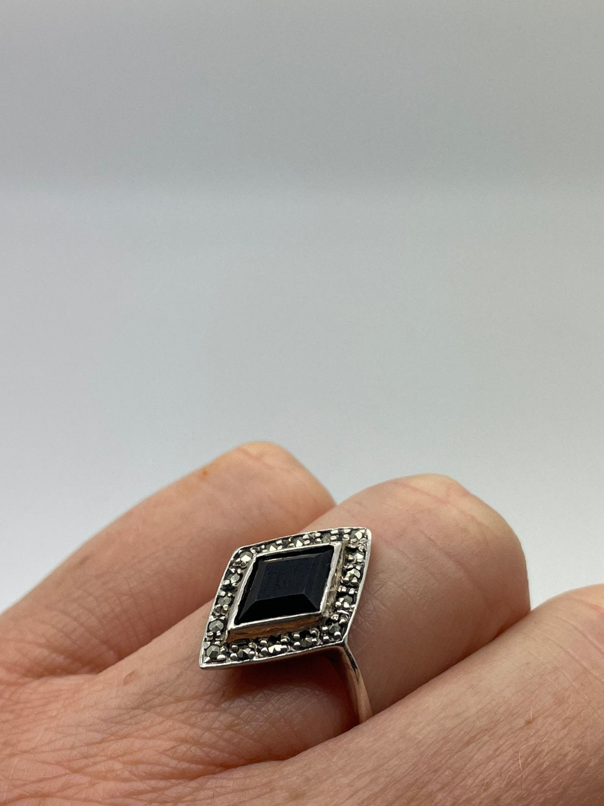 G35 Prachtige vintage zilveren ring onyx markasiet maat 18, 18 tot 19, Ophalen of Verzenden, X, Met edelsteen