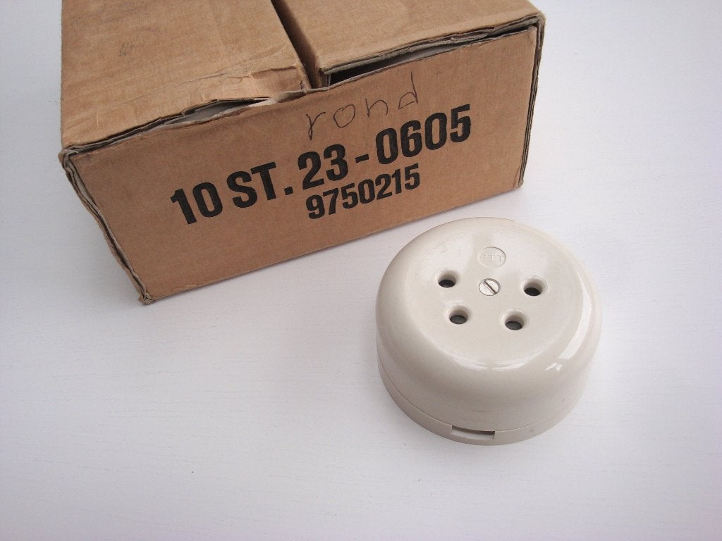 Nostalgie! Doosje met 10 ronde PTT wandcontactdozen, Ophalen of Verzenden, Nieuw