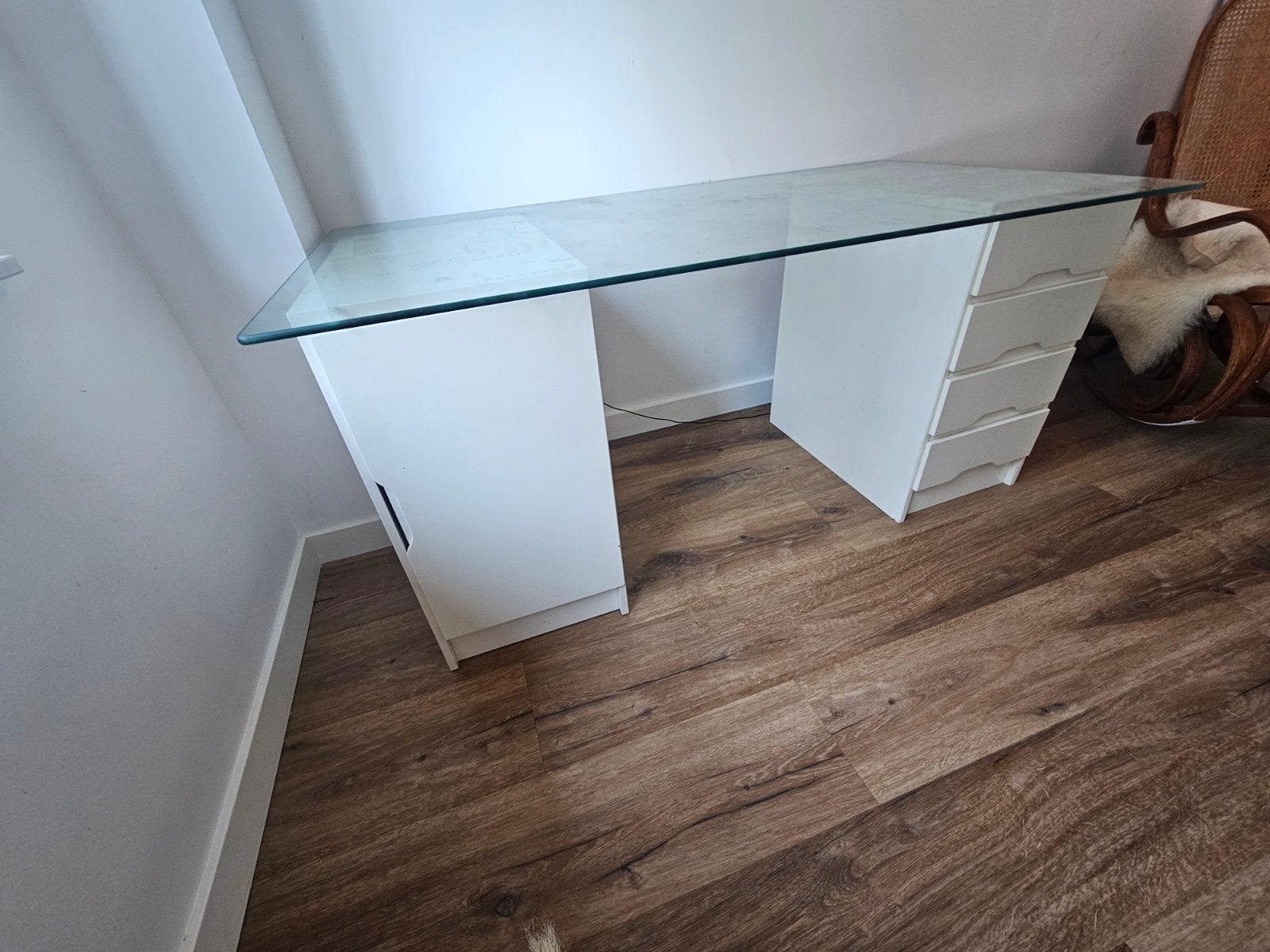 Ikea bureau met glasplaat en kastjes, Ophalen
