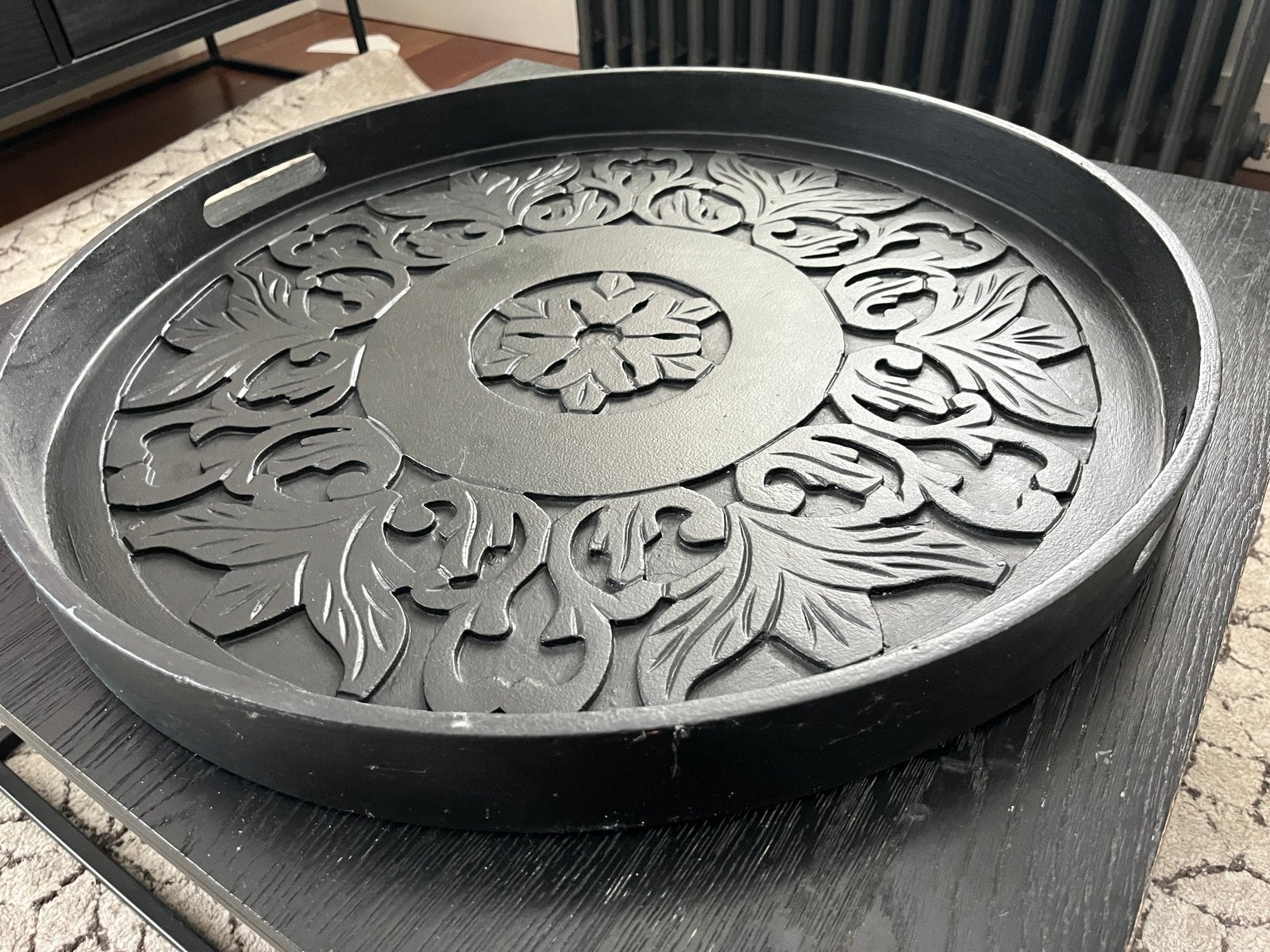 Groot rond zwart houten dienblad met relief patroon, Huis en Inrichting, Woonaccessoires | Dienbladen, Ophalen, Rond, Zo goed als nieuw