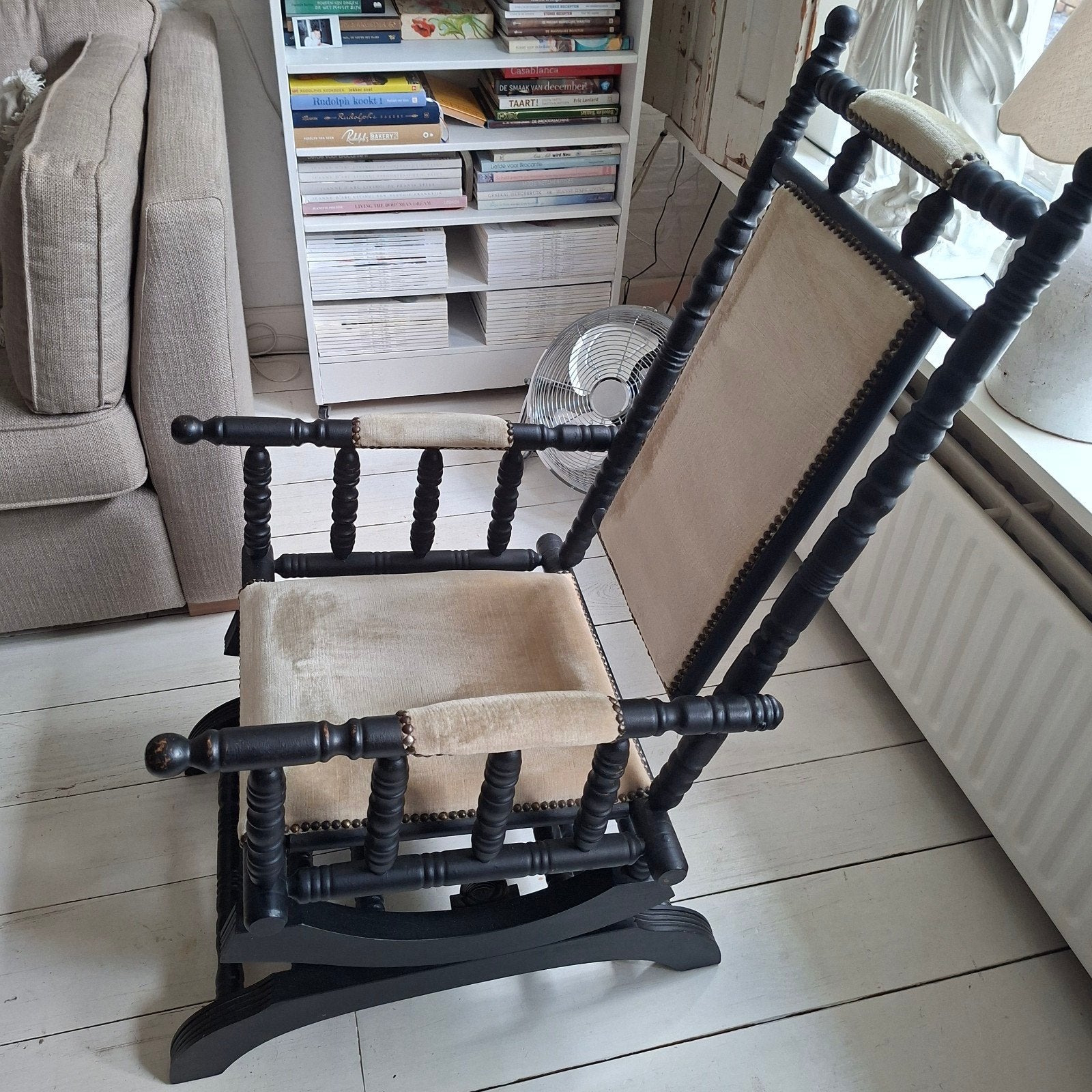 Antieke schommelstoel met beige bekleding, Ophalen of Verzenden