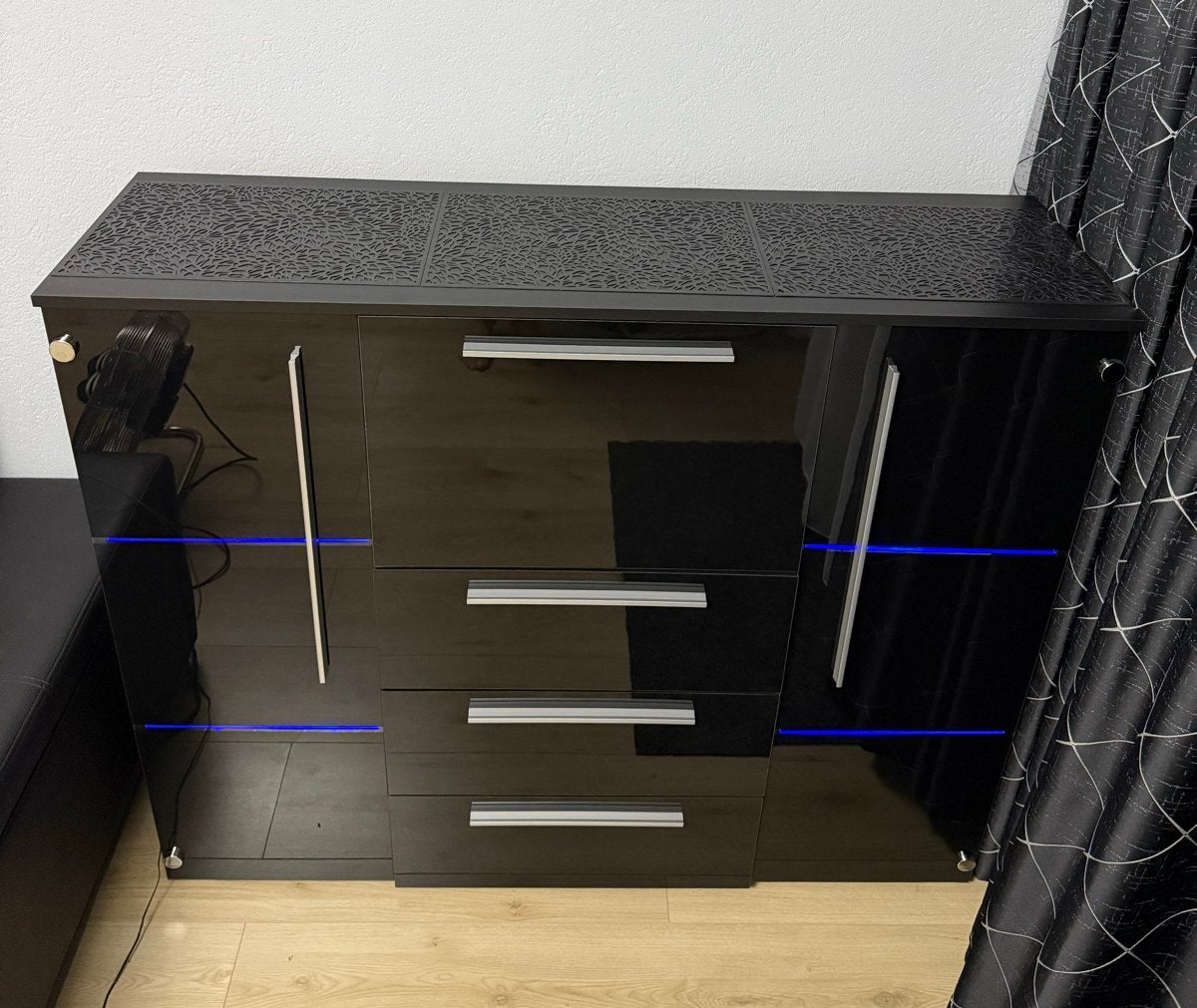 Zwarte hoogglans dressoir met LED-verlichting- moet zsm weg, Ophalen, Overige materialen, 100 tot 150 cm, Zo goed als nieuw