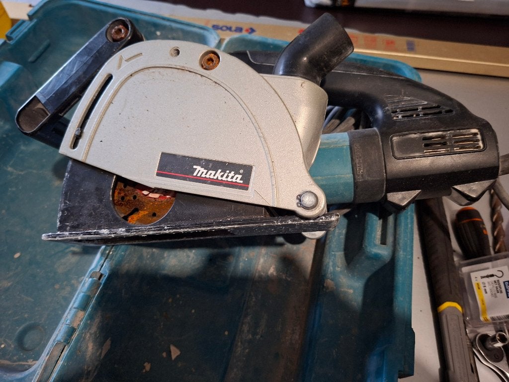SLEUVENFREES MAKITA! Zeer weinig gebruikt!, Doe-het-zelf en Verbouw, Ophalen, Muurfrees, Zo goed als nieuw, Makita