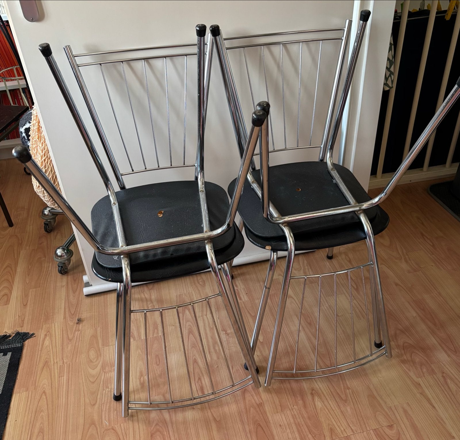 4 Vintage metalen eetkamerstoelen met skai zitting, Ophalen, Gebruikt, Zwart, Vier