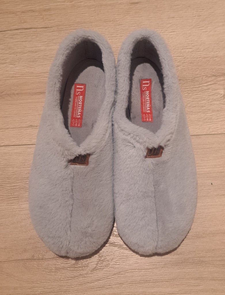 Grijze Nortenas pantoffels, maat 42, Kleding | Dames, Ophalen, Nortenas, Zo goed als nieuw, Pantoffels of Sloffen