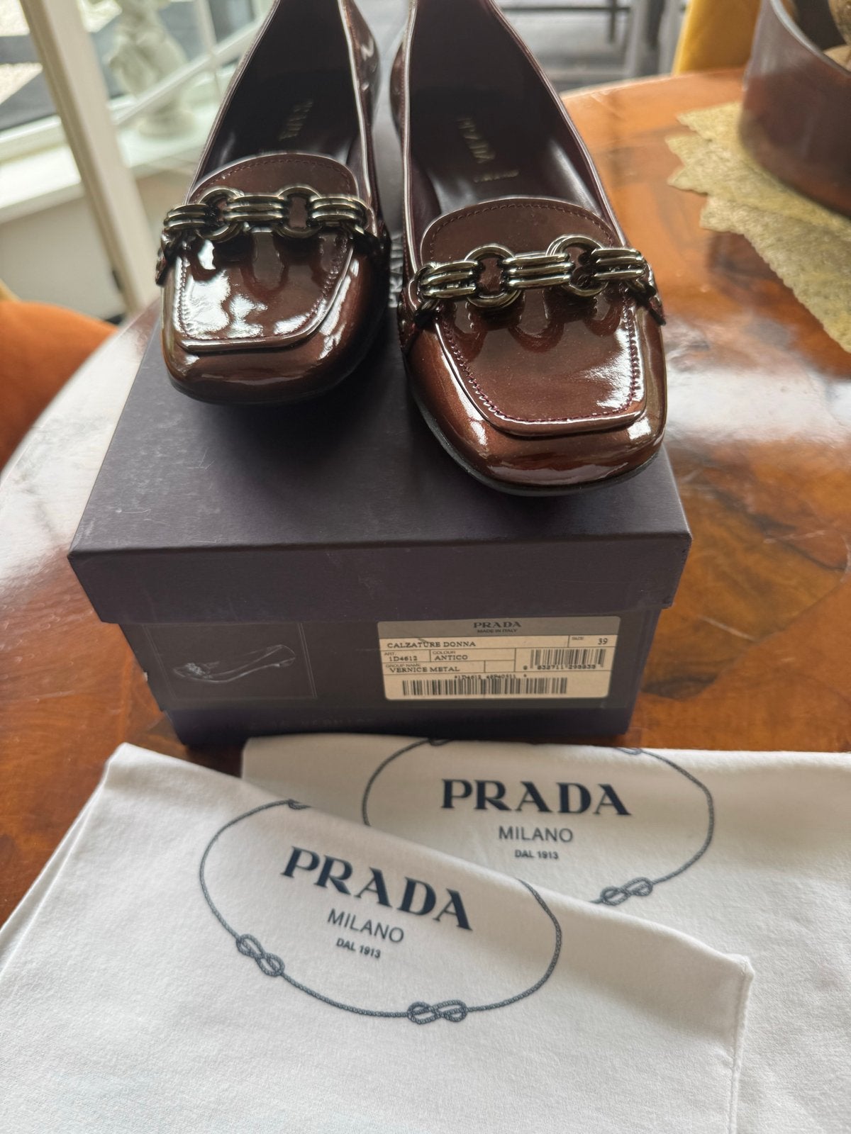 Prada "Vernice Metal" loafers maat 39, Kleding | Dames, Bruin, Verzenden, Overige typen, Nieuw