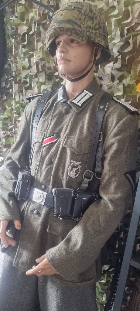 WW2 Militaria Verzameling op Pop (Originele Helm & Laarzen, Ophalen, Landmacht, Duitsland, Helm of Baret