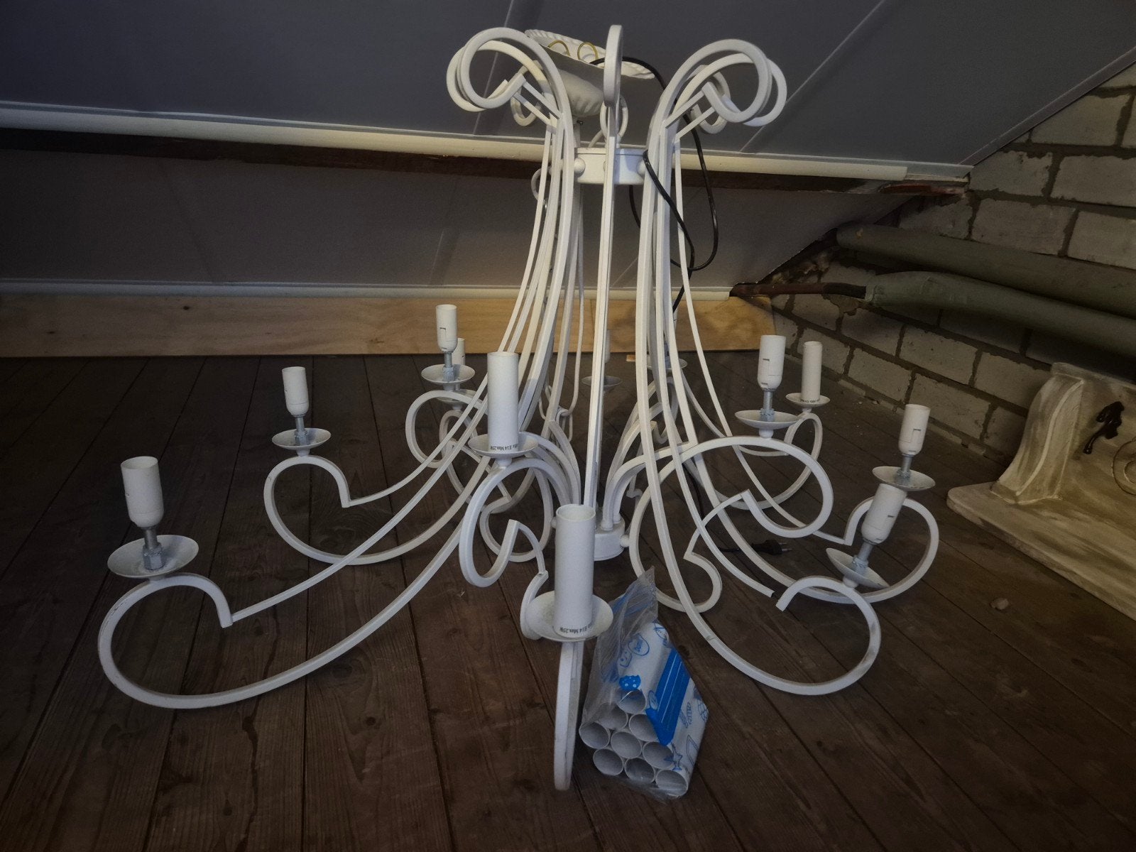 Grote witte kroonluchter met 12 armen (reparatie nodig), Ophalen, Gebruikt, Metaal