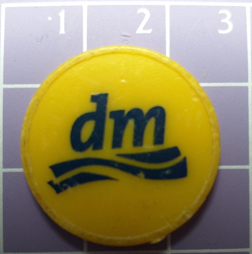 Winkelwagenmunt DM - Geel met blauw logo, Verzamelen, Winkelwagenmuntjes, Ophalen of Verzenden