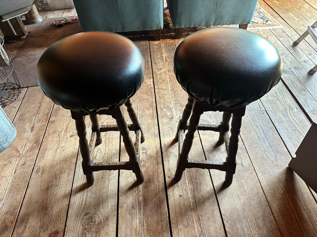 2 originele houten barkrukken met leren zitting, Huis en Inrichting, Barkrukken, Gebruikt, Met voetsteun, 60 tot 90 cm, Ophalen of Verzenden