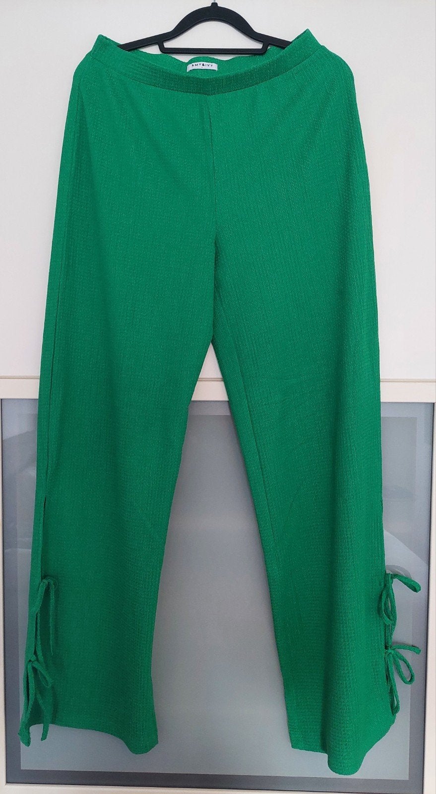 Groene damesbroek maat M met strikdetail aan de pijpen., Kleding | Dames, Maat 38/40 (M), Ophalen of Verzenden, Lang, Groen
