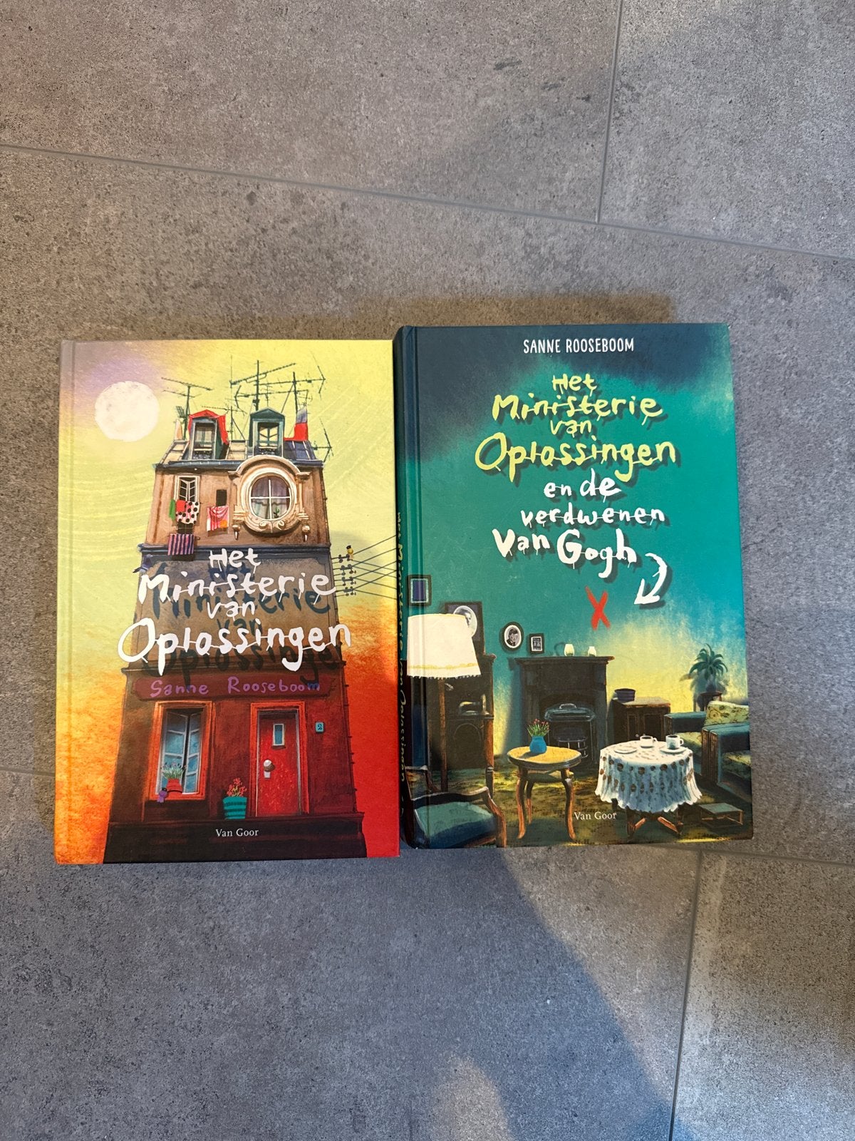 Het Ministerie van Oplossingen - Sanne Rooseboom (2 boeken), Boeken, Ophalen of Verzenden, Zo goed als nieuw, Fictie