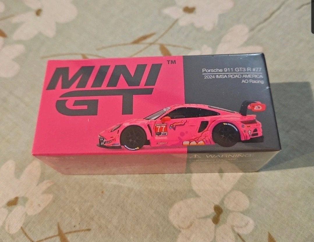 Mini GT Porsche 911 GT3 R #77 2024 IMSA  Roxy, Hobby en Vrije tijd, Overige merken, 1:50 of kleiner, Auto, Nieuw