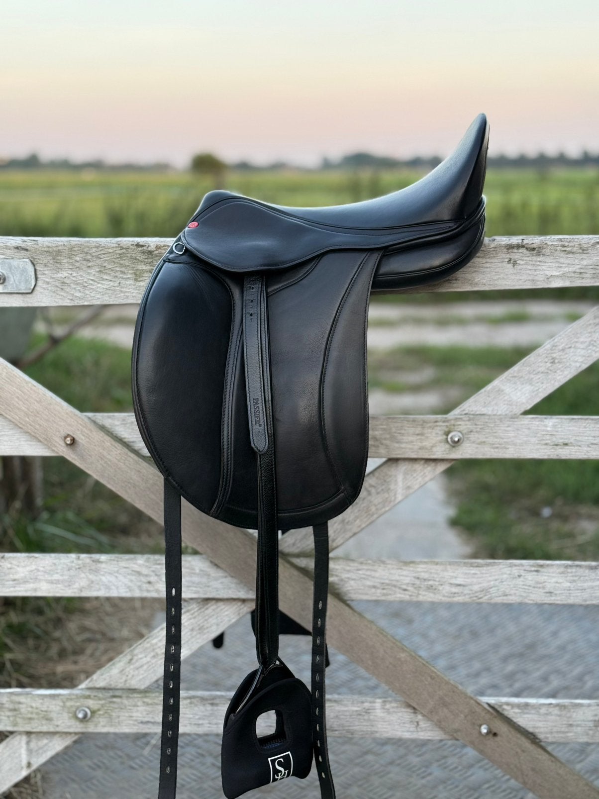 EDIX Tudor 18” soft-tree dressuurzadel zwart incl toebehoren, Ophalen, Dressuur, Kniewrongen, Zo goed als nieuw