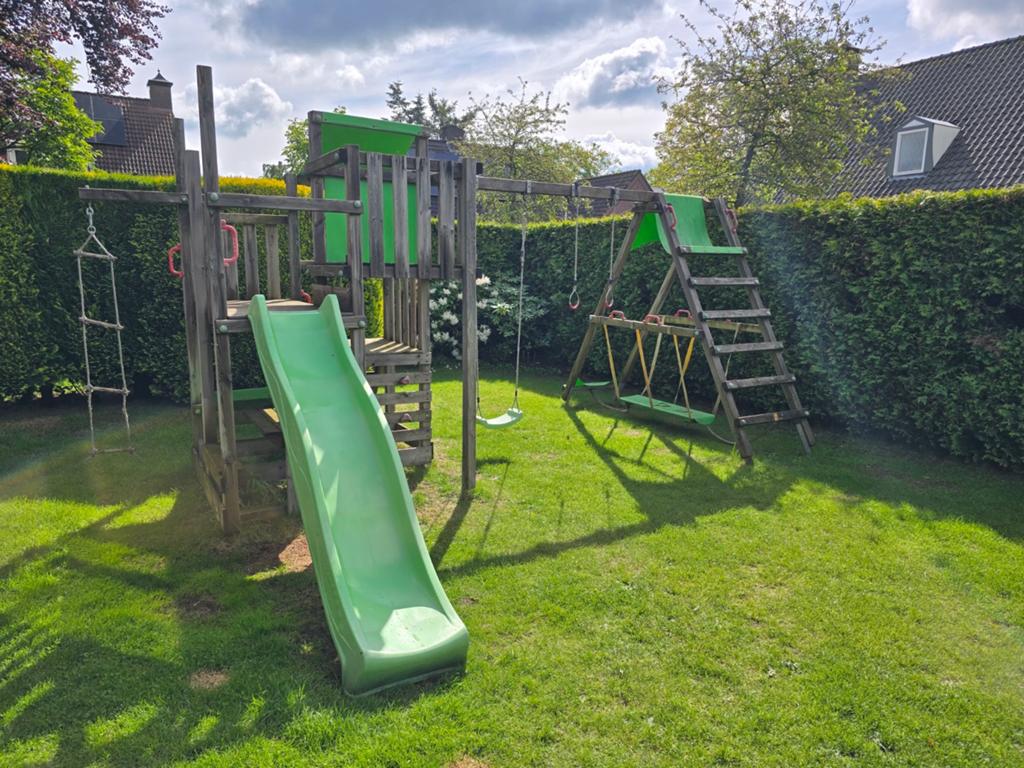 Houten Speeltoestel met Glijbaan, Schommels en Klimnet, Kinderen en Baby's, Speelgoed | Buiten | Speeltoestellen, Ophalen of Verzenden