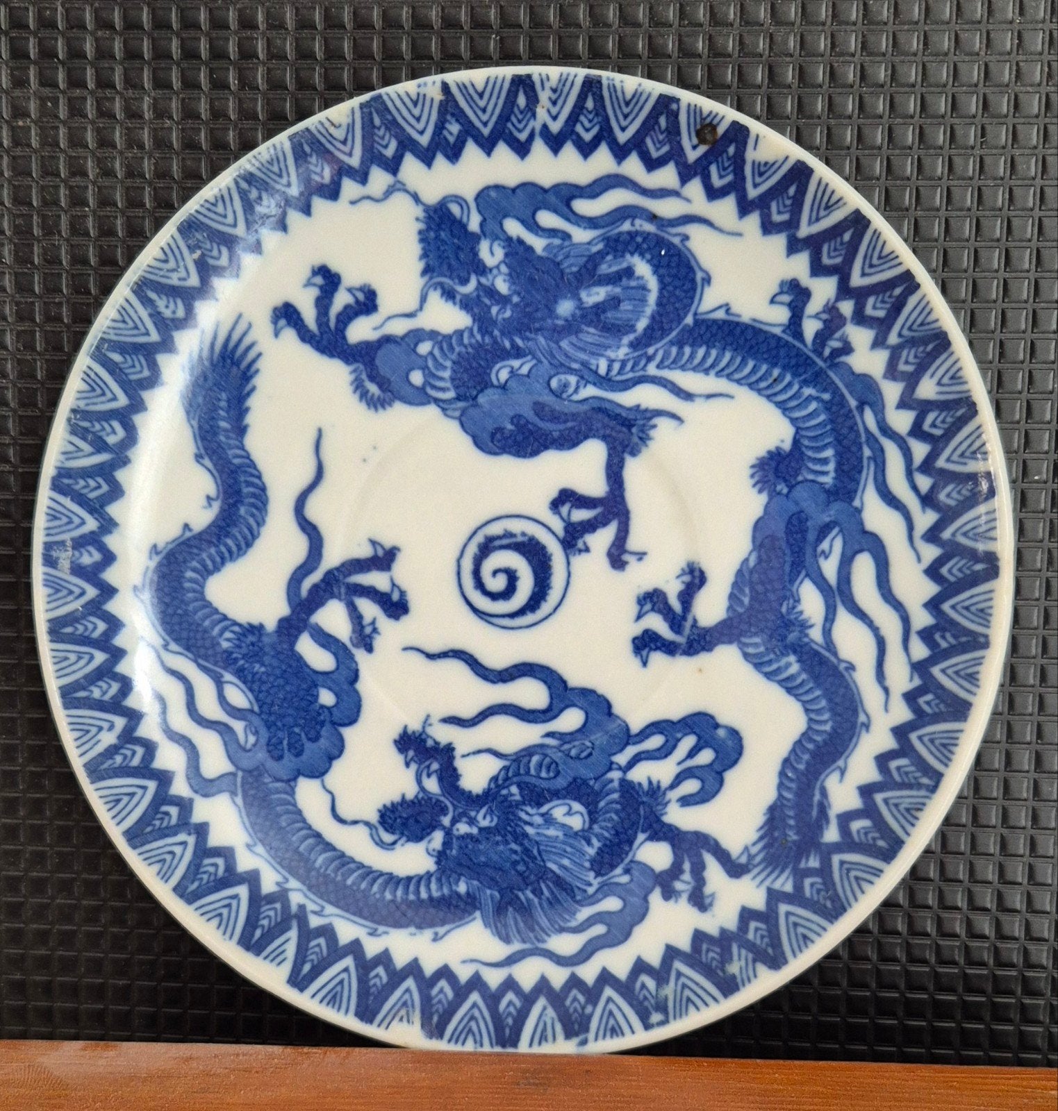 Antiek Japans Porseleinen Bord met Drakenmotief, Ophalen of Verzenden