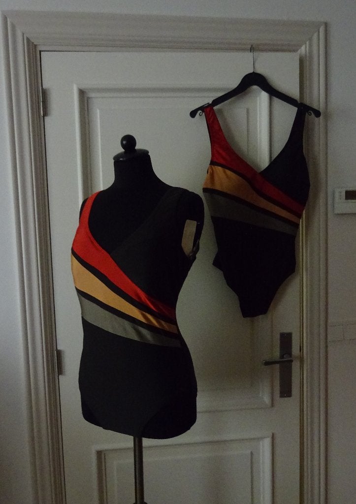 NIEUW Maat 42. Badpak Merk: Nickey Nobel   Het kaartje hangt, Meerkleurig, Nieuw, Badpak, Ophalen of Verzenden
