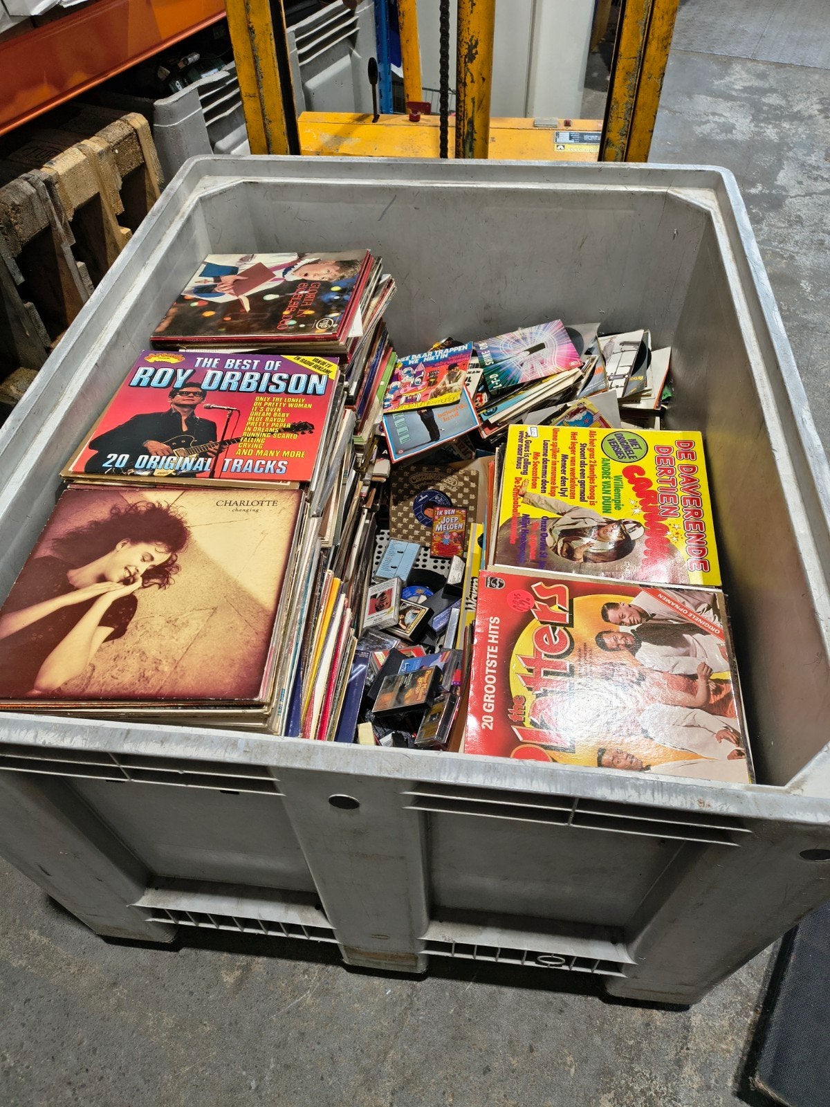 palletbak met lp's/ singeltjes en cassette bandjes, Ophalen, Gebruikt