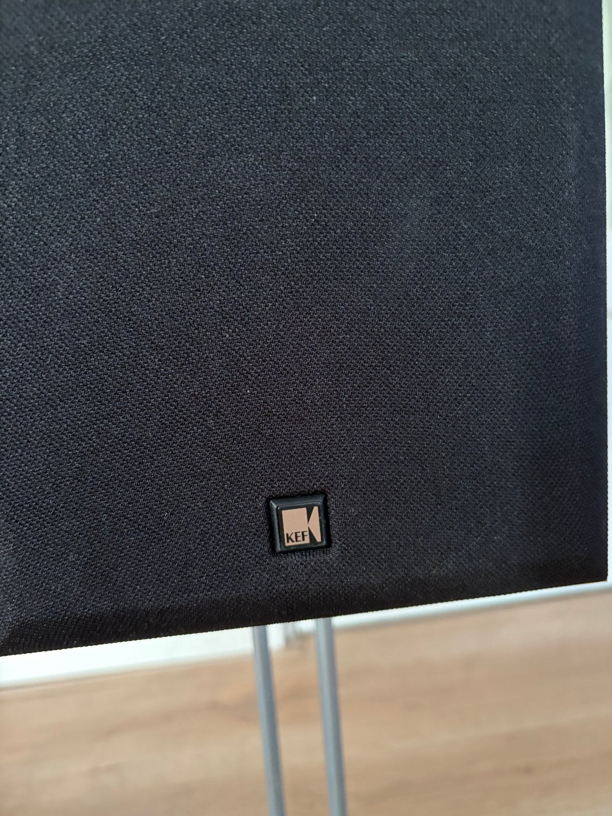KEF Cresta 2 boekenplank speakers met stands, Zo goed als nieuw, 60 tot 120 watt, Front, Rear of Stereo speakers, Ophalen