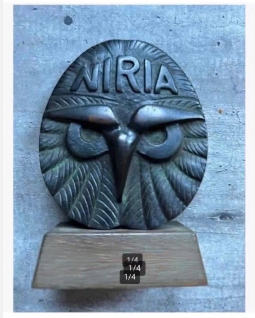 Zwaar bronzen beeld NIRIA houten voet Z- Amerikaans, Antiek en Kunst, Kunst | Beelden en Houtsnijwerken, Ophalen of Verzenden