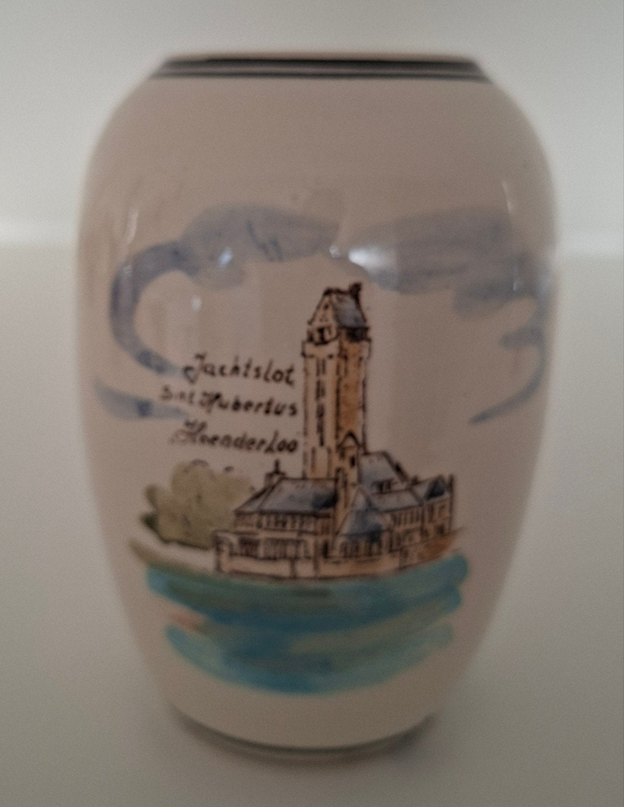 Souvenir vaasje Jachtslot Sint Hubertus Hoenderloo, Antiek en Kunst, Antiek | Vazen, Ophalen of Verzenden