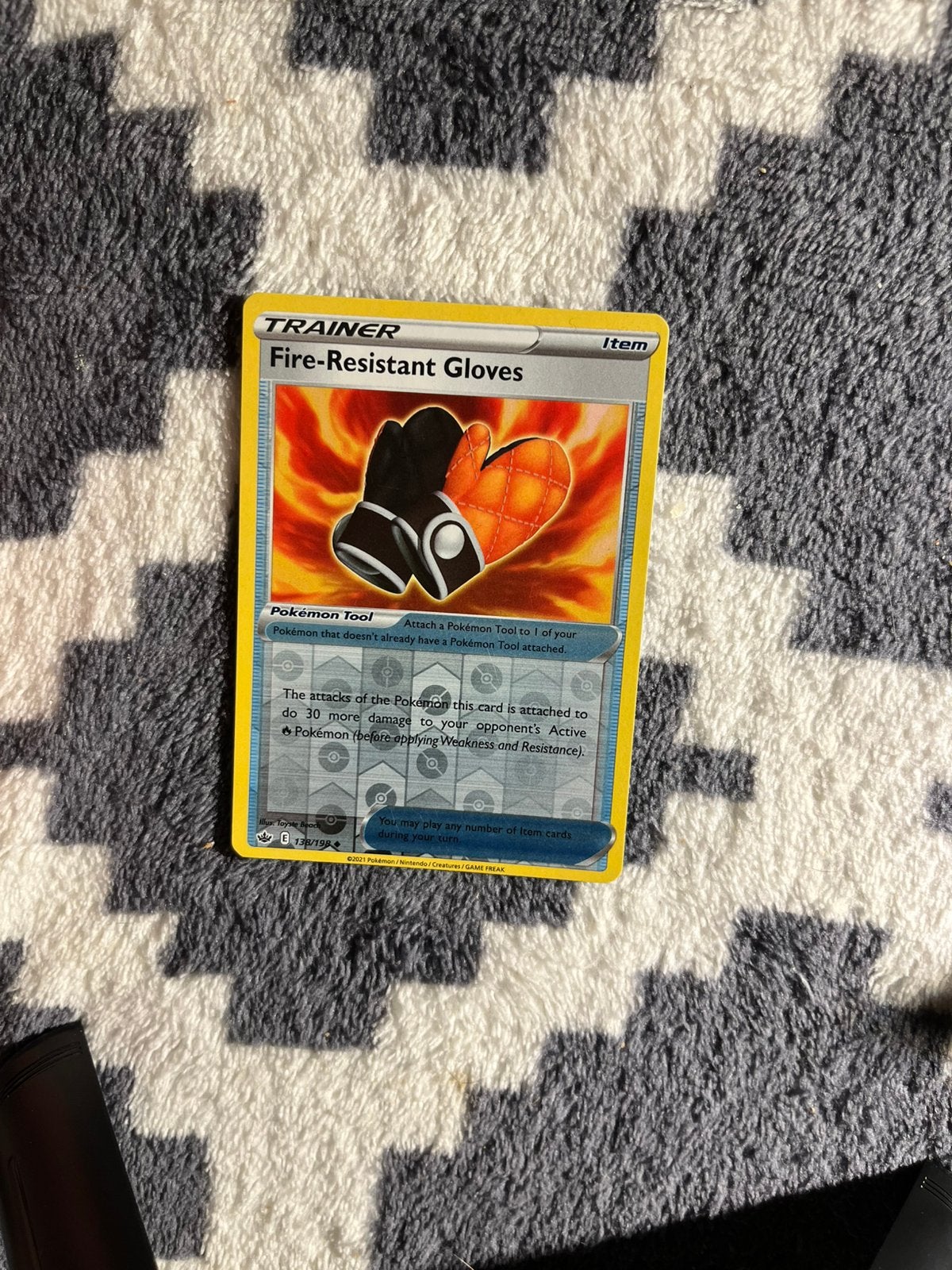 Fire Resistant Gloves 138/198 Holo Pokémon Kaart, Ophalen of Verzenden, Zo goed als nieuw, Losse kaart, Foil