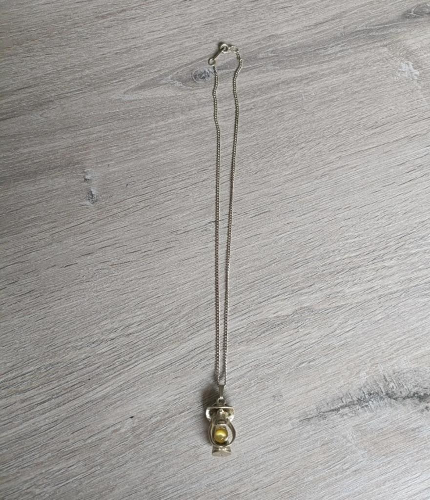 Vintage ketting met lantaarn hanger en gele steen, Overige materialen, Gebruikt, Verzenden, Met edelsteen