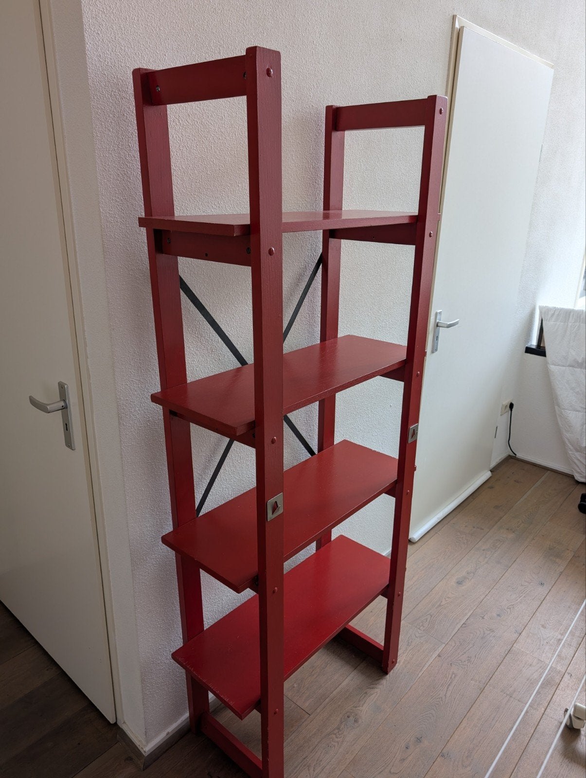 Rood houten boekenrek met 4 planken, Huis en Inrichting, Ophalen, Met plank(en), Minder dan 50 cm, Gebruikt