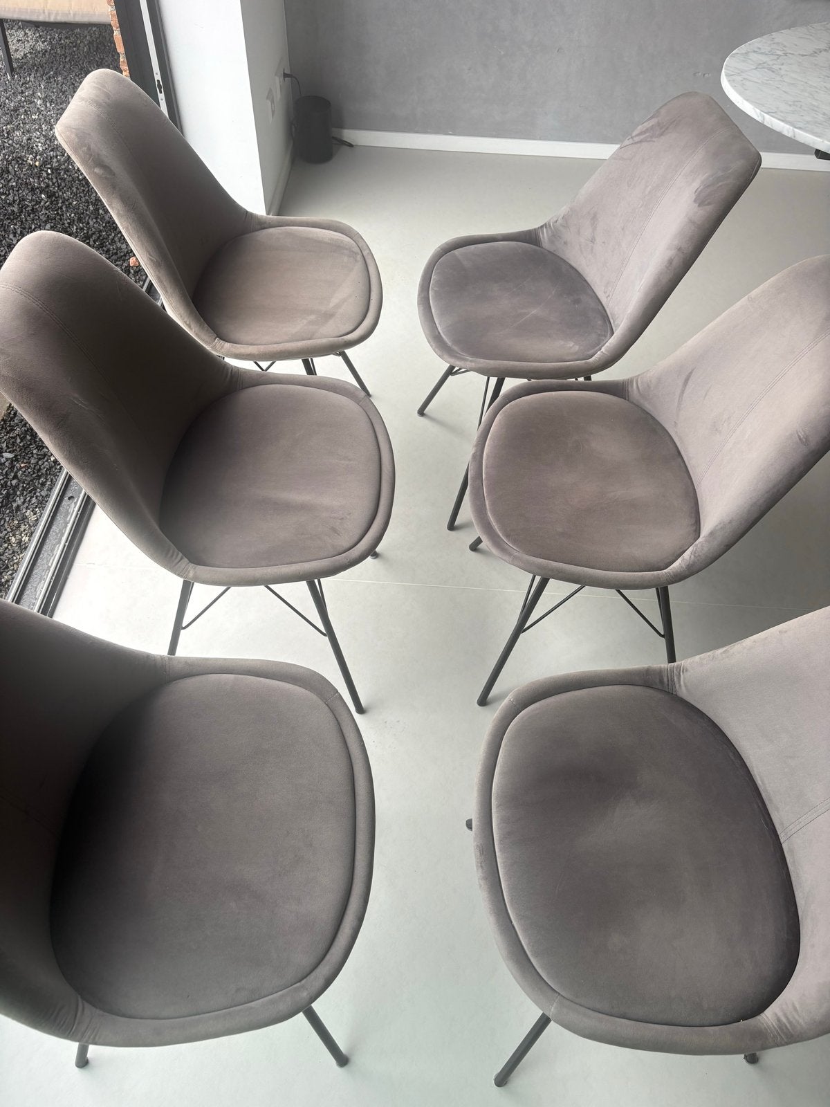 Foto 3 van 6 Grijze velvet eetkamerstoelen