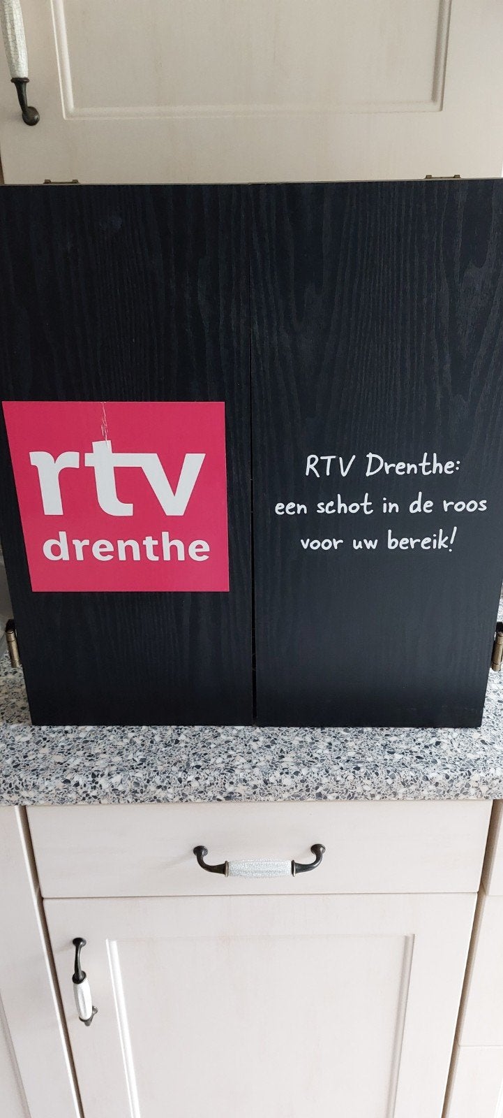 Collectors item: RTV Drenthe dartkabinet compleet, Ophalen, Zo goed als nieuw, Dartbord met pijlen