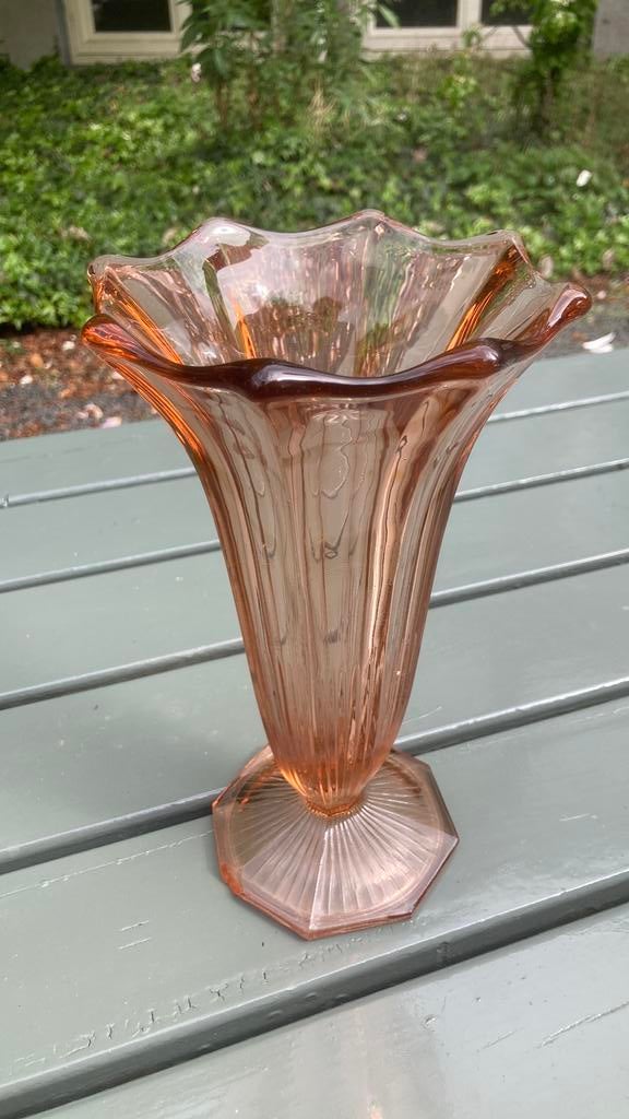 Art Deco rosaline roze geperst glas vaas, Huis en Inrichting, Woonaccessoires | Vazen, Overige kleuren, Ophalen of Verzenden, Minder dan 50 cm