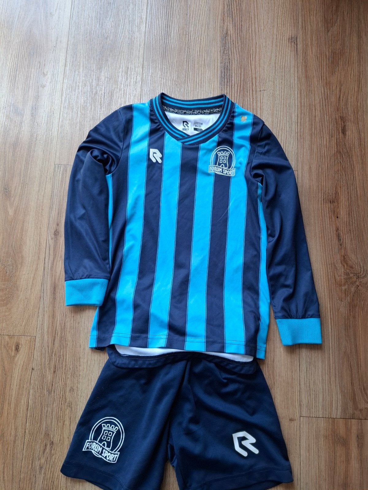 Forum Sport Tenue maat 128, Maat XS of kleiner, Ophalen, Zo goed als nieuw, Set