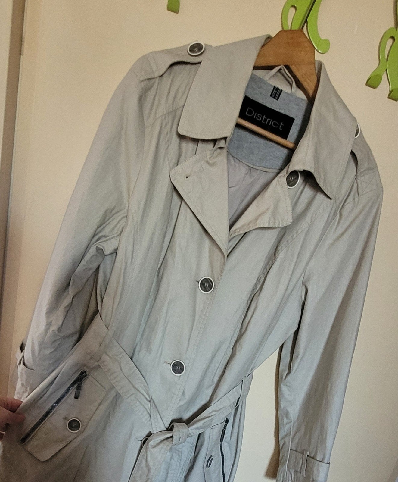 District Trenchcoat Maat 42/44 (L) Beige, Beige, Maat 42/44 (L), Ophalen of Verzenden, Zo goed als nieuw
