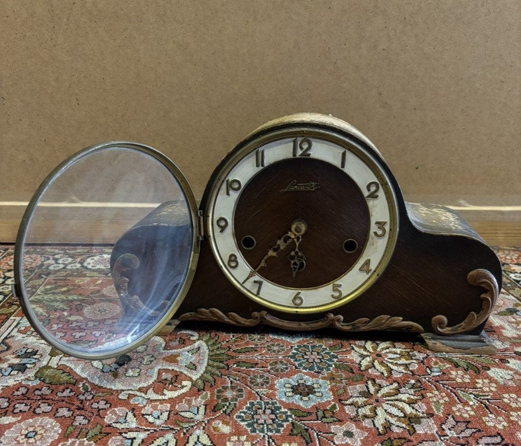 Lancaster schouwklok in houten kast met sleutel en slinger, Ophalen of Verzenden