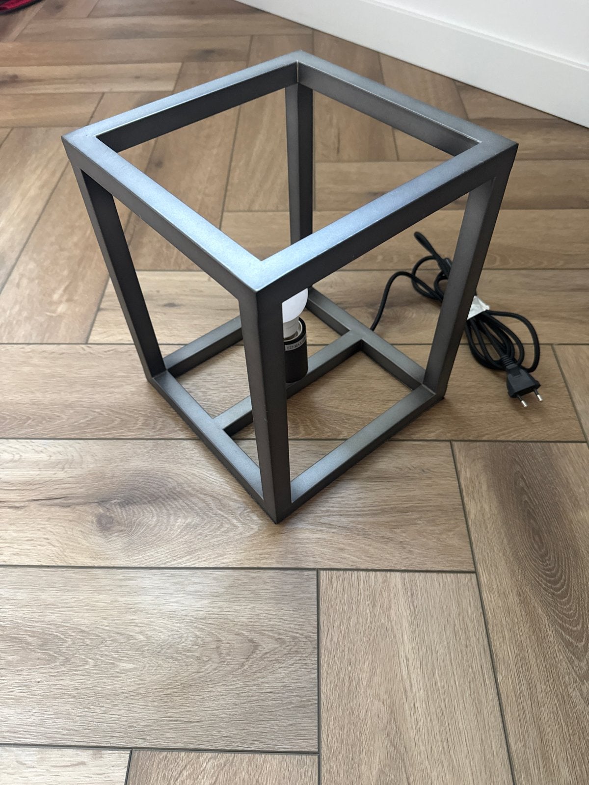 Moderne tafellamp met open kubus design, Gebruikt, Sfeerlamp, Grijs, Modern