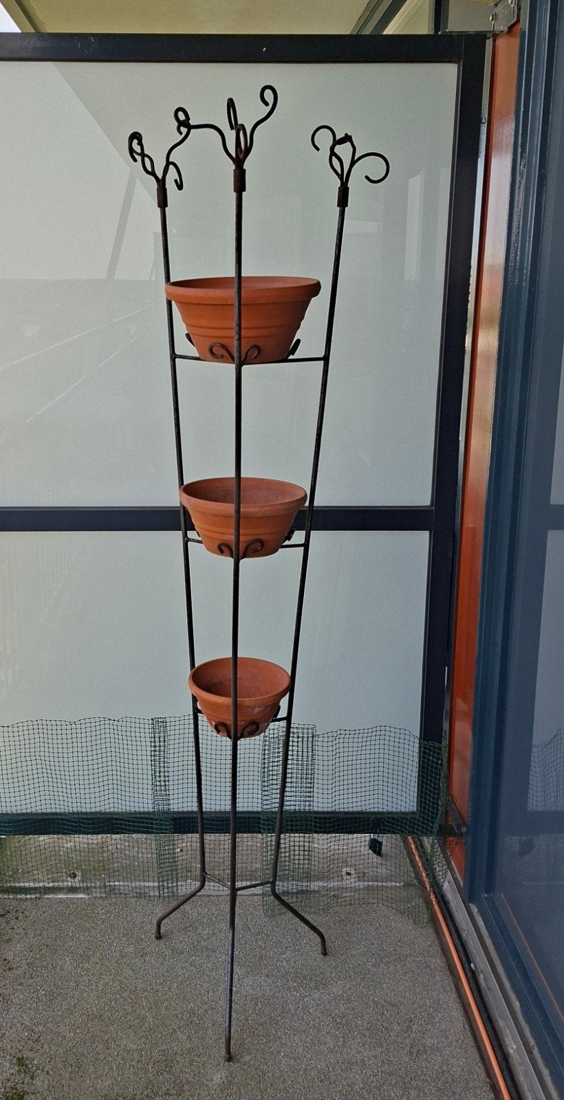 Zeer hoge plant etagere met 3 dichte roodstenen bakken, Ophalen, Rond, Kunststof