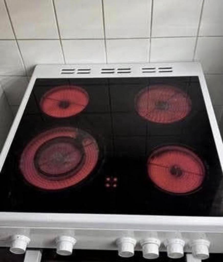 Beko Vrijstaand Elektrisch Fornuis met Keramische Kookplaat, Ophalen, 4 kookzones, Zo goed als nieuw, Vrijstaand