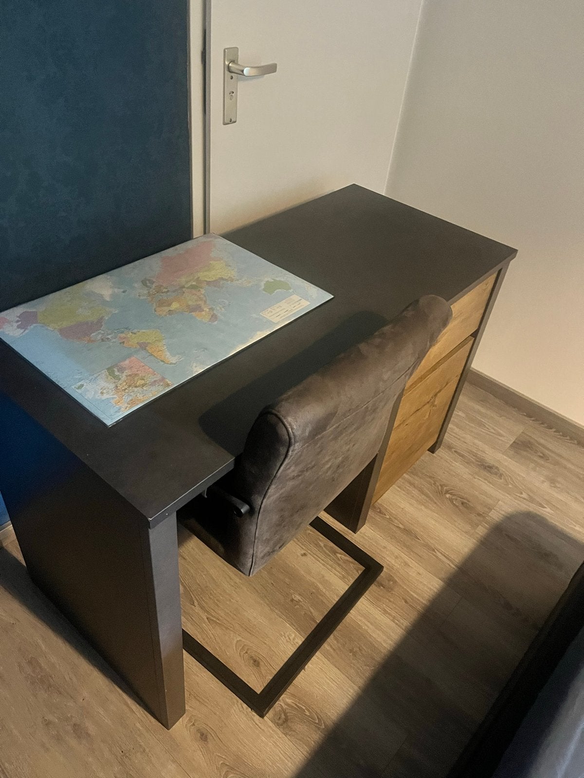 Bureau ( met stoel) met greeploze deur., Ophalen, Met lades, Spaanplaat of MDF, Zo goed als nieuw