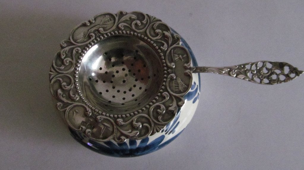 Zilveren theezeefje met delfsblauw lekbakje, Antiek en Kunst, Ophalen, Zilver
